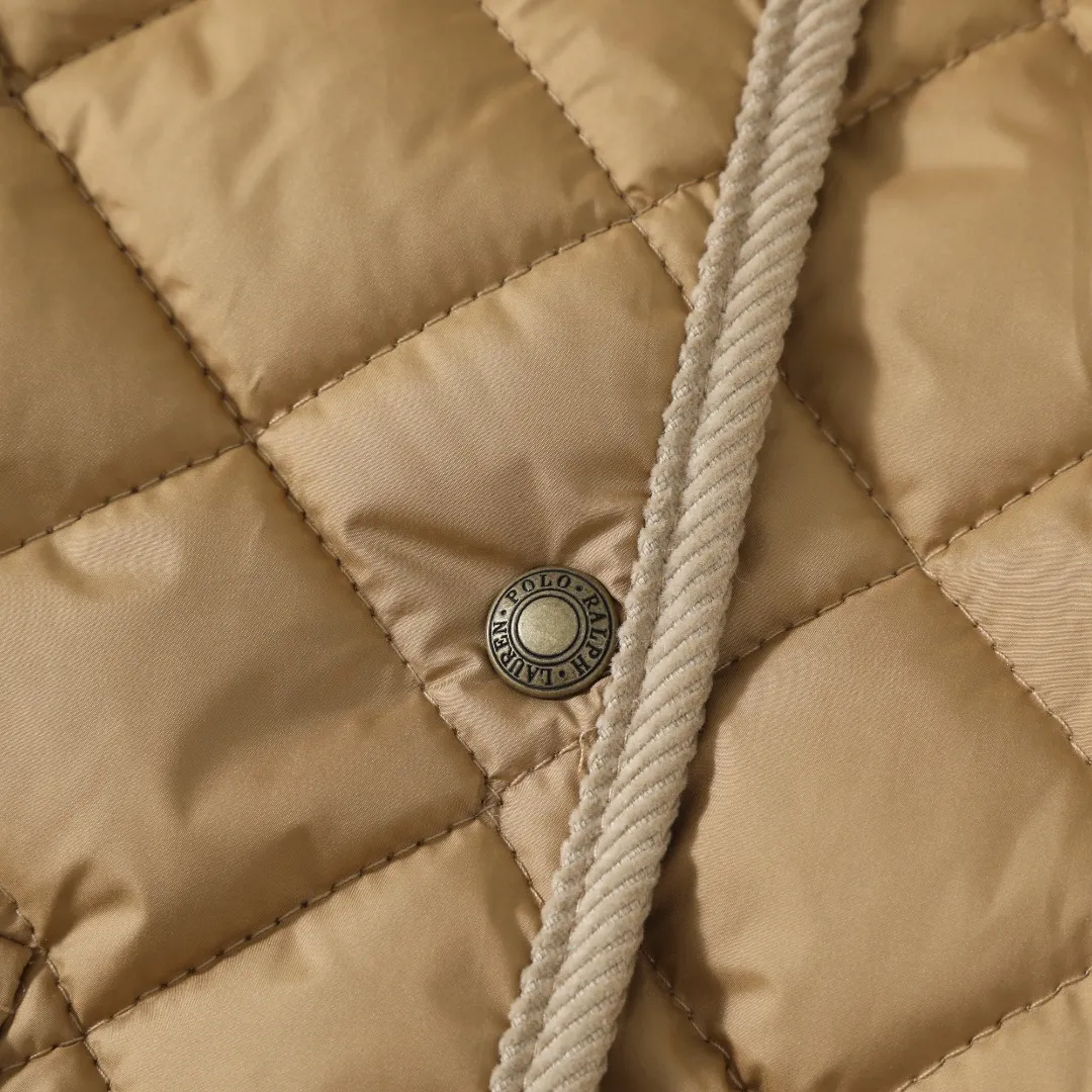 P350 #R53 Ralph Lauren Diamond Quilted Cotton Clothes Women's Tops Retro college style, classic diamond quilting, retro and warmth coexist. When delicate quilting stitches meet the three-dimensional diamond pattern, a warm cotton jacket with a college atmosphere. Exquisite details interpret autumn and winter textured outfits. 4-color versatile style, easy to control various occasions. Black classic｜Low-key high-end that never goes wrong Navy blue is calm | Quiet and intellectual temperament; Khaki is gentle | Creates a warm retro atmosphere; White is fresh | A touch of light halo in winter. Ingenuity is evident in the details, and the quality is at your fingertips. Customized metal buttons embellish the placket. Exquisite embroidery on the chest highlights the brand genes. 120g high-fill cotton is evenly filled. Commuting scene: Pair with straight trousers + loafers. Casual everyday: layered knitted skirt + short boots. College style: combination of jeans + canvas shoes. This winter, let the diamond pattern add elegance to you. Use a classic cotton coat to write your own retro fashion narrative. Color: Navy blue, black, white, khaki. Size: S M L XL. Bust: 107 111 115 119. Length: 65 66 67 68 Sleeve length: 64 64 64 64 Shoulder width: 42 43 44 45 S size: recommended within 100 catties M size: recommended within 120 catties L size: recommended within 140 catties XL size: recommended within 160 catties